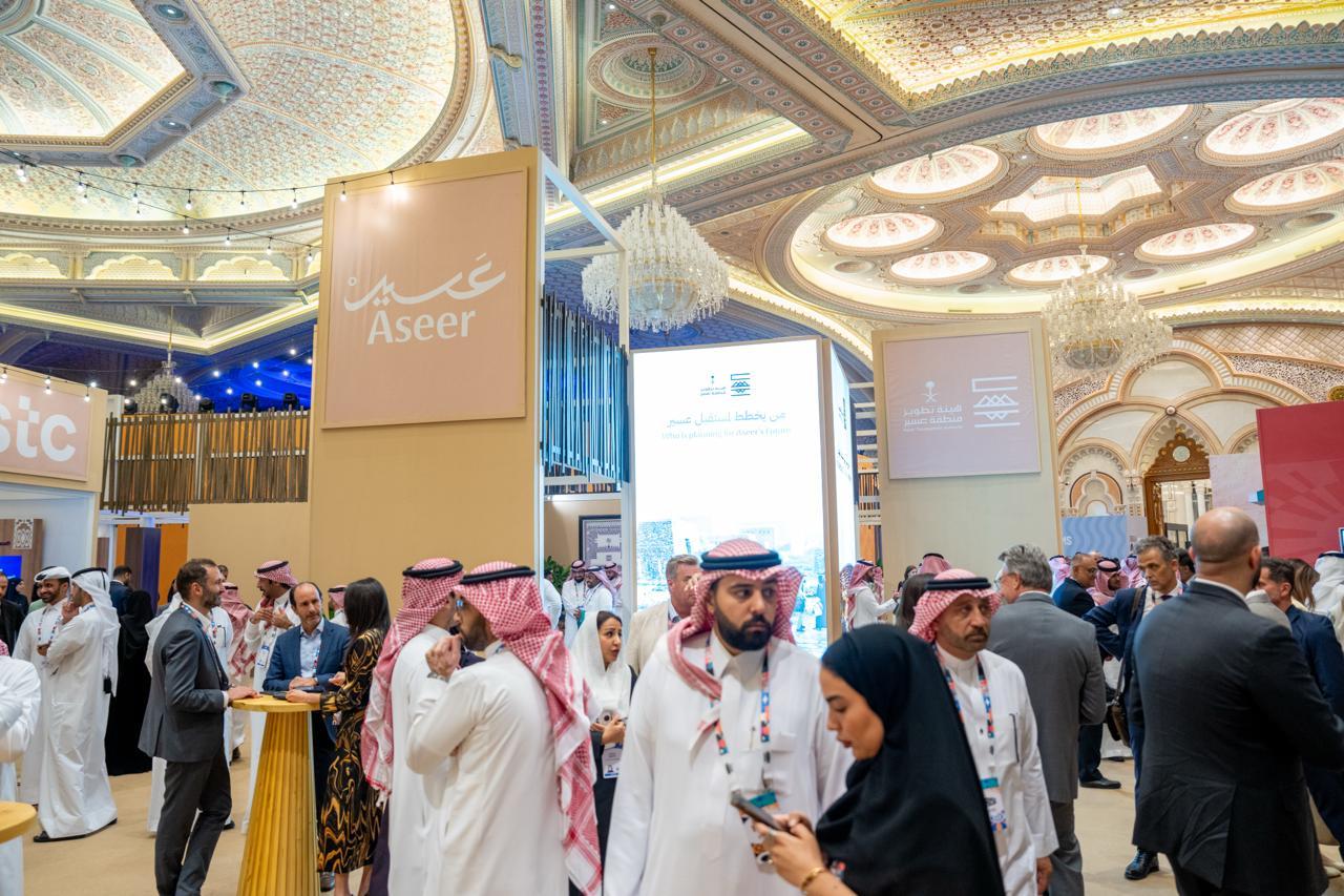 ويضم الجناح كلاً من: هيئة تطوير منطقة عسير، وجامعة الملك خالد، وأمانة منطقة عسير